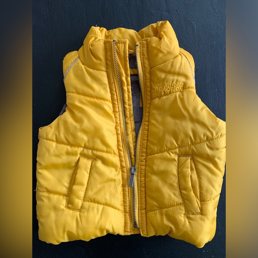 . Yellow Kenneth Cole Reaction vest. Full zip closure.